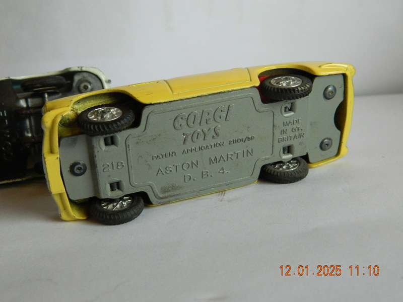 CORGI TOYS -  GIFT SET  -  1101   -   CAR TRANSPORTER AND 4 CARS
