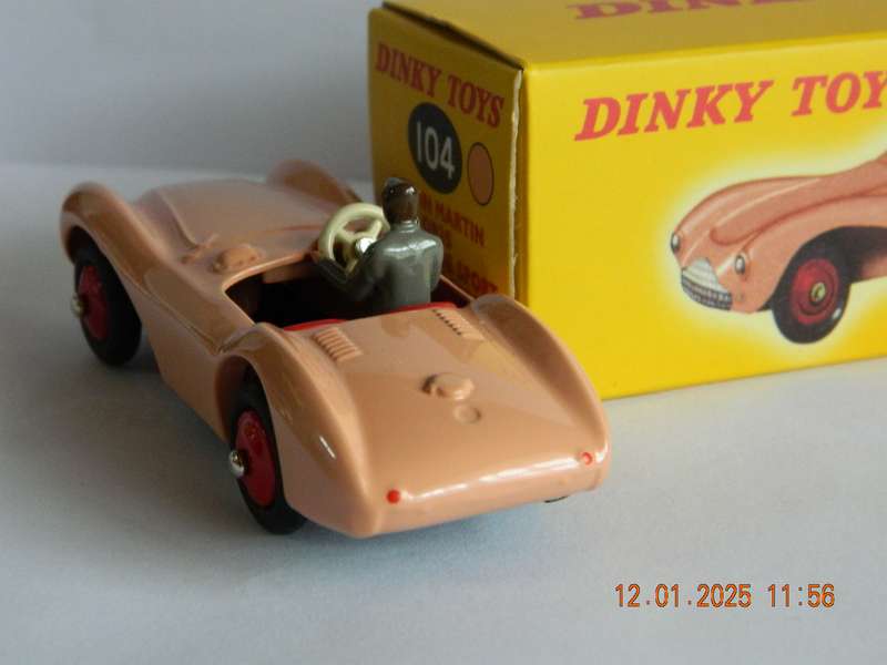 DEAGOSTINI - DINKY TOYS  -  104  -  ASTON MARTIN DB3S