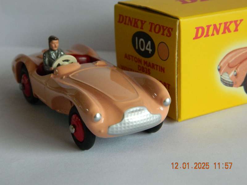 DEAGOSTINI - DINKY TOYS  -  104  -  ASTON MARTIN DB3S