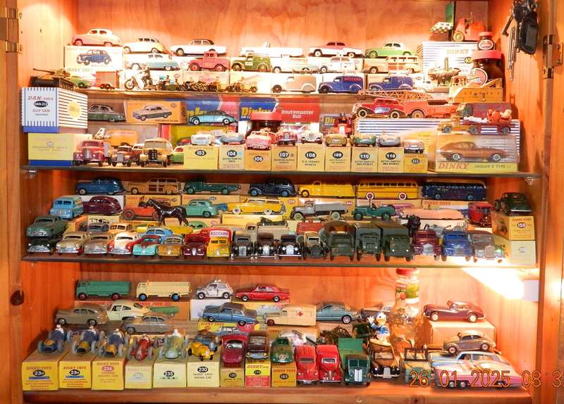 CORGI TOYS -  GIFT SET  -  1101   -   CAR TRANSPORTER AND 4 CARS
