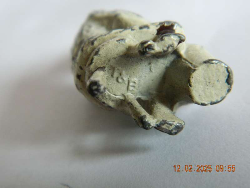 UNKNOWN MAKE - LEAD FIGURINES AND BACKGROUND HEDGES