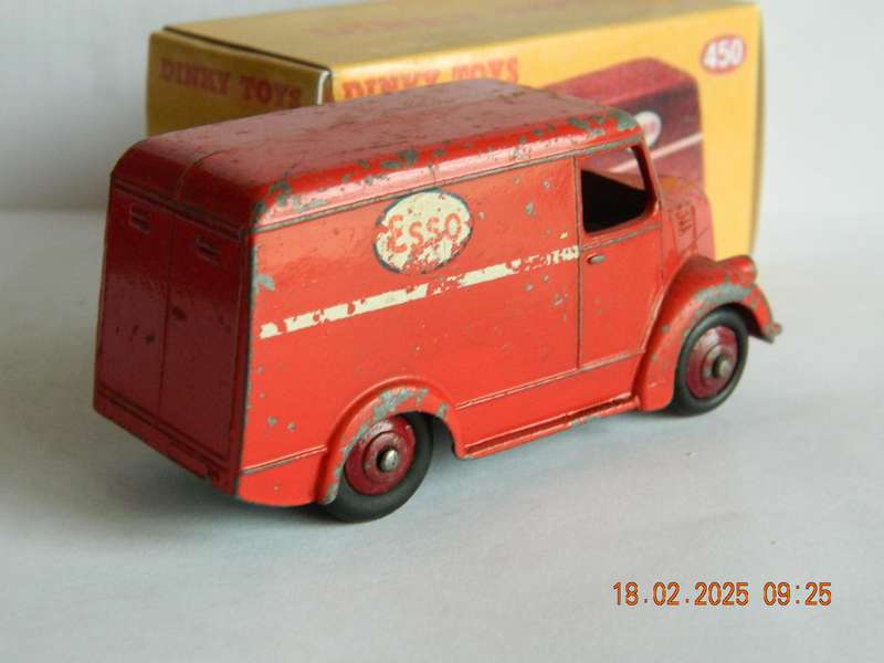 DINKY TOYS  -  450  -  TROJAN VAN  "ESSO"