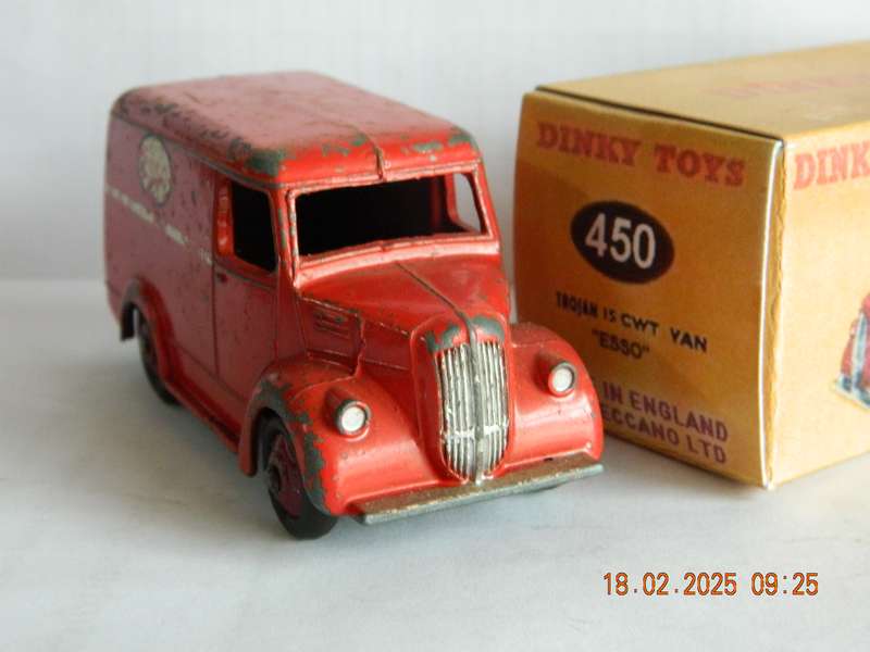 DINKY TOYS  -  450  -  TROJAN VAN  "ESSO"