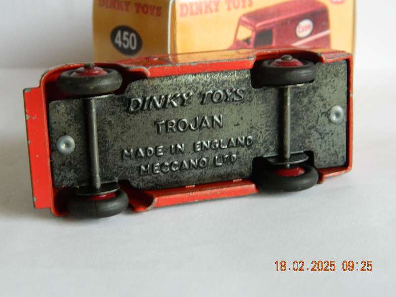 DINKY TOYS  -  450  -  TROJAN VAN  "ESSO"