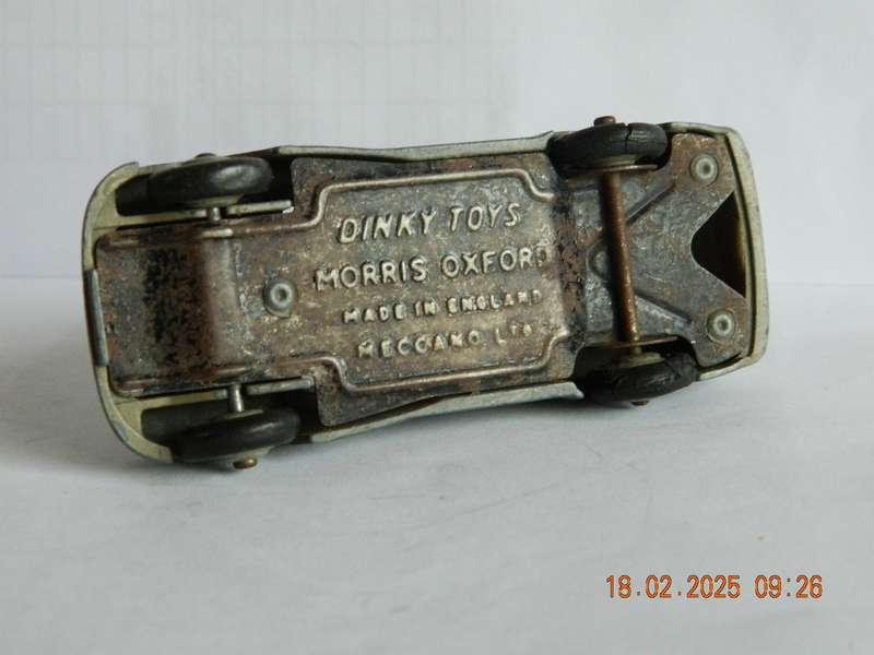 DINKY TOYS  -  159  -  MORRIS OXFORD SALOON