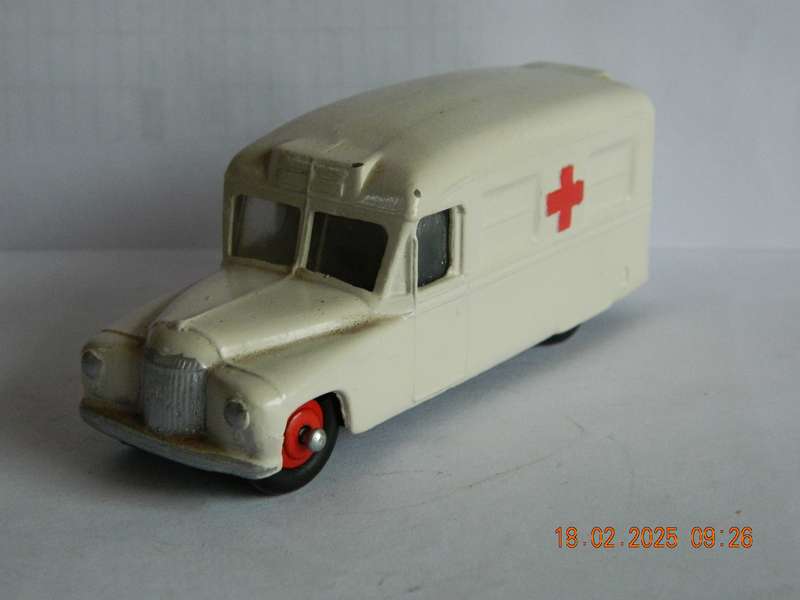 DINKY TOYS  -  253  -  DAIMLER AMBULANCE