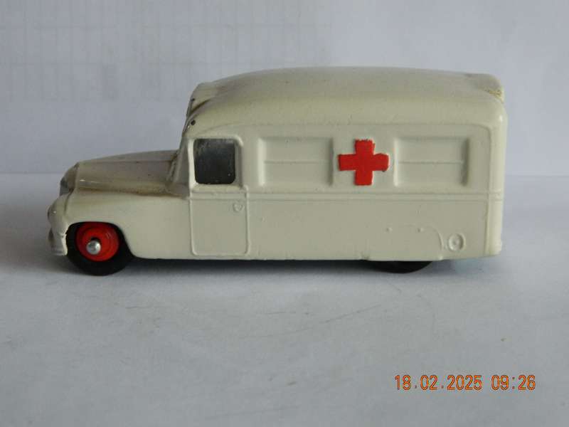 DINKY TOYS  -  253  -  DAIMLER AMBULANCE