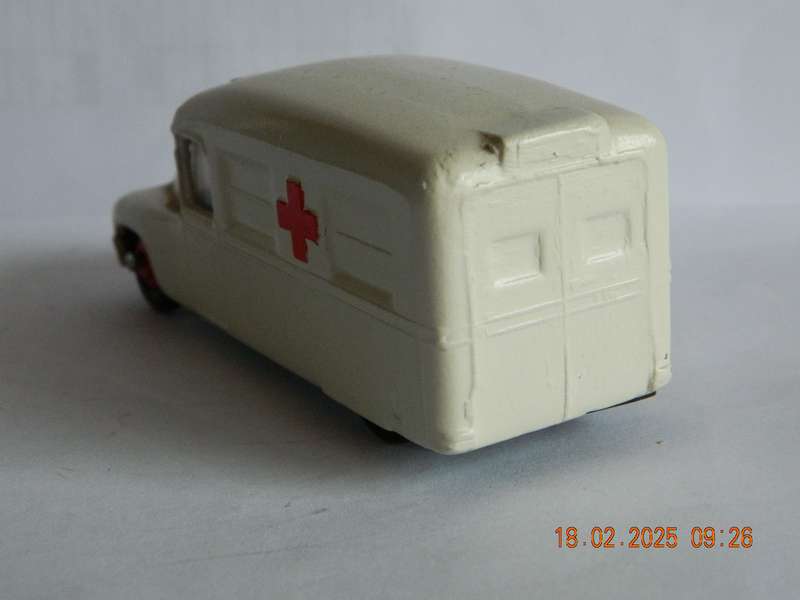 DINKY TOYS  -  253  -  DAIMLER AMBULANCE