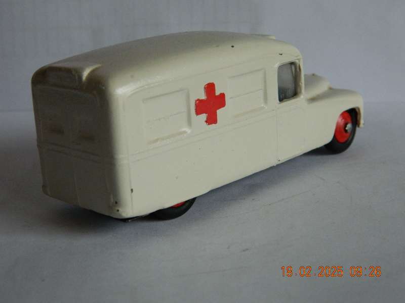 DINKY TOYS  -  253  -  DAIMLER AMBULANCE