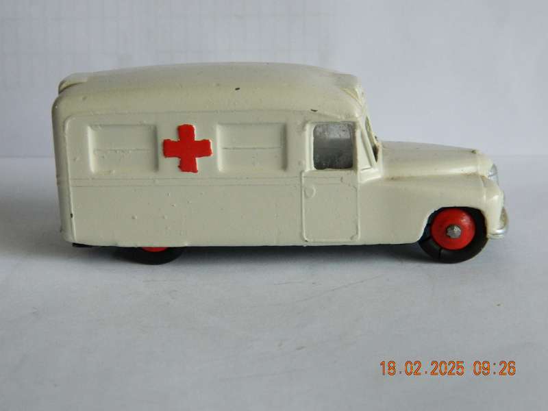 DINKY TOYS  -  253  -  DAIMLER AMBULANCE