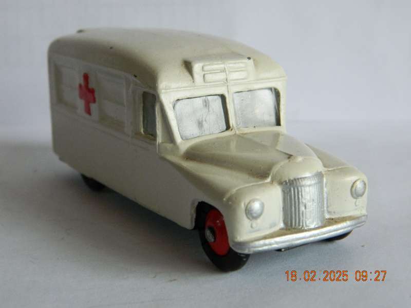 DINKY TOYS  -  253  -  DAIMLER AMBULANCE