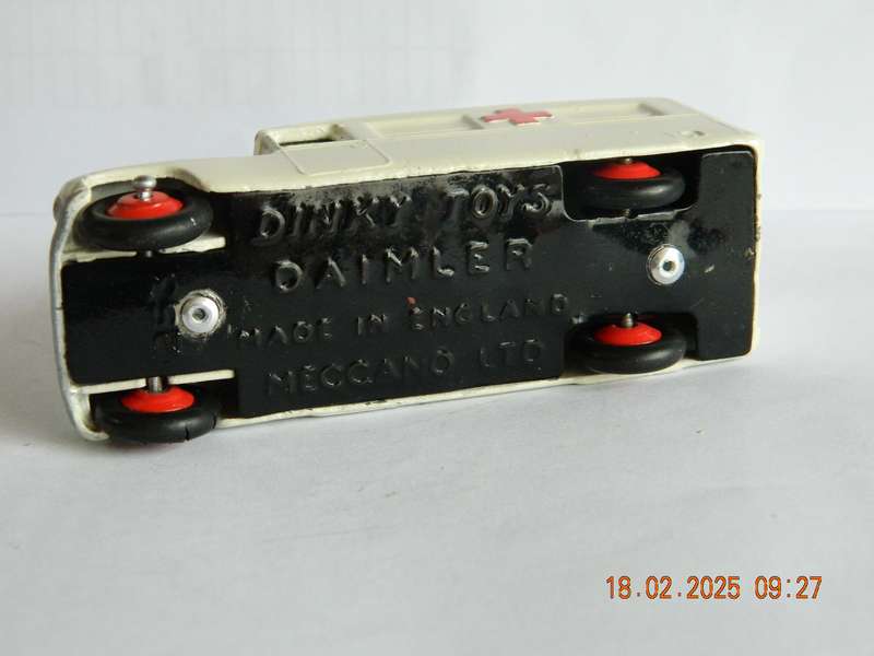DINKY TOYS  -  253  -  DAIMLER AMBULANCE