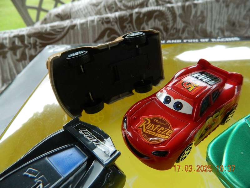 UNKNOWN MAKE -  688 -  DISNEY  PIXAR CARS AND TRUCK - PLASTIC UNITS
