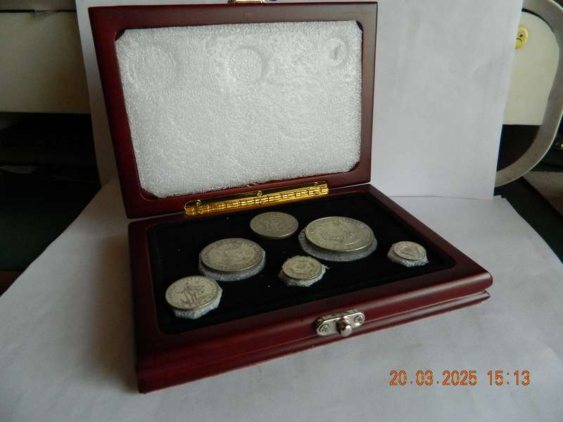 S. A. UNION   5 SHILLING  AND OTHER COINS  -    1955   -  ( 6 COINS IN DISPLAY BOX )