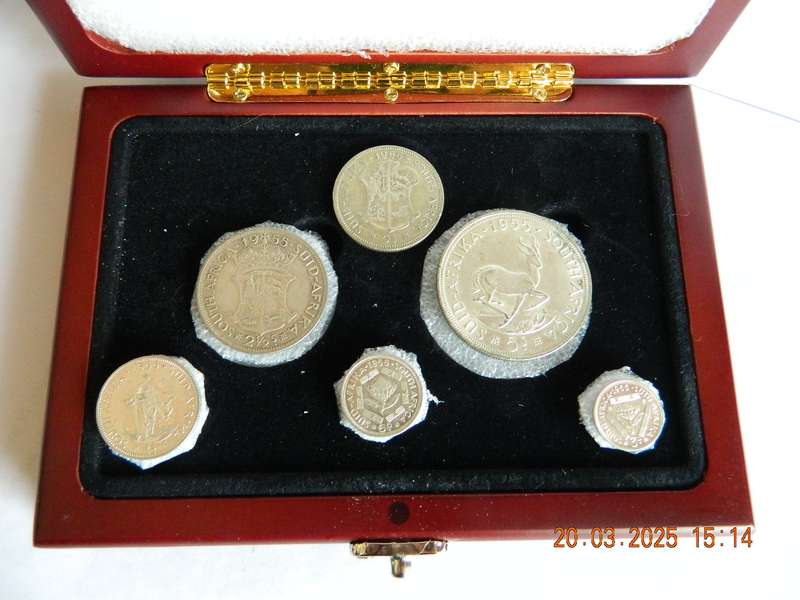 S. A. UNION   5 SHILLING  AND OTHER COINS  -    1955   -  ( 6 COINS IN DISPLAY BOX )