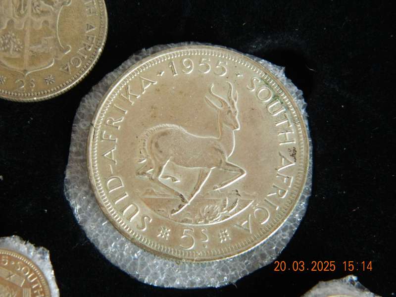 S. A. UNION   5 SHILLING  AND OTHER COINS  -    1955   -  ( 6 COINS IN DISPLAY BOX )
