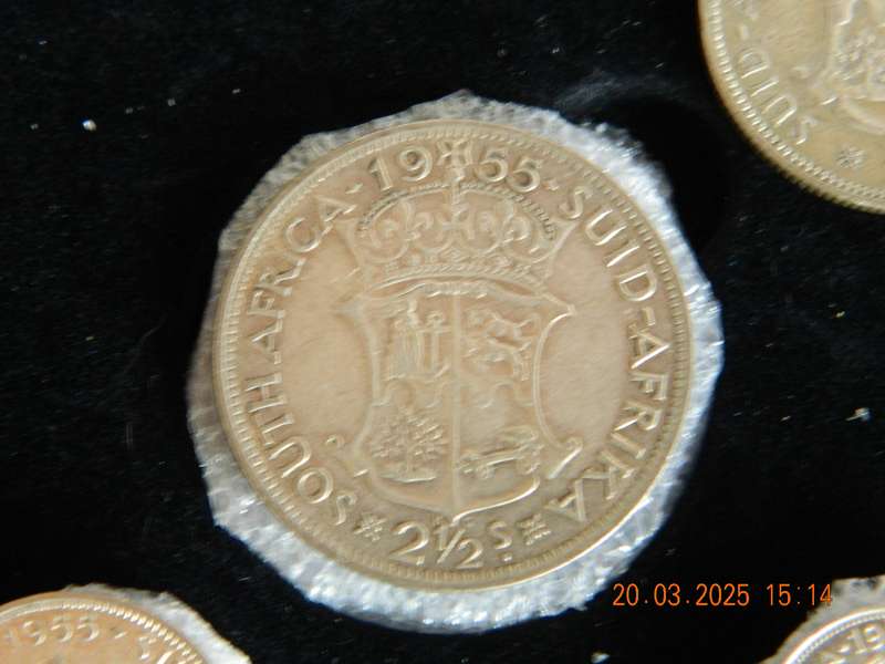S. A. UNION   5 SHILLING  AND OTHER COINS  -    1955   -  ( 6 COINS IN DISPLAY BOX )