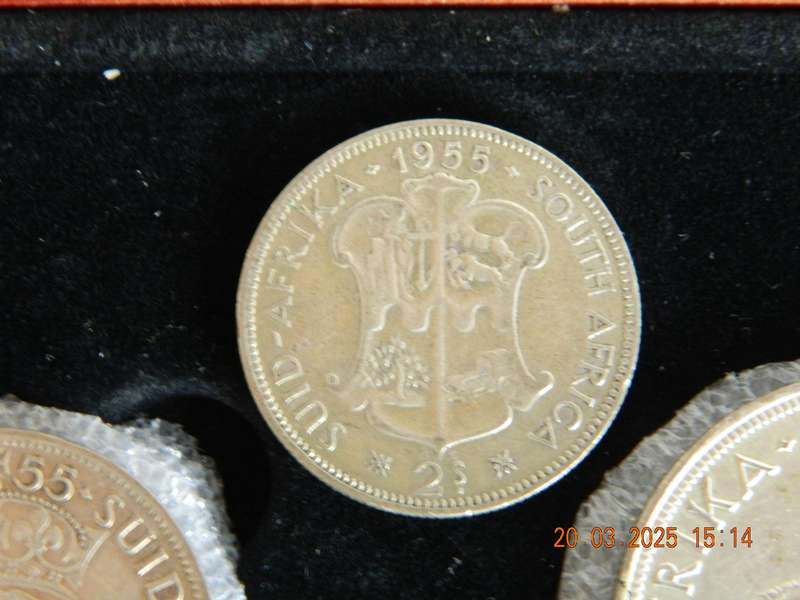 S. A. UNION   5 SHILLING  AND OTHER COINS  -    1955   -  ( 6 COINS IN DISPLAY BOX )