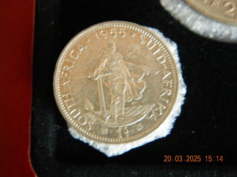 S. A. UNION   5 SHILLING  AND OTHER COINS  -    1955   -  ( 6 COINS IN DISPLAY BOX )