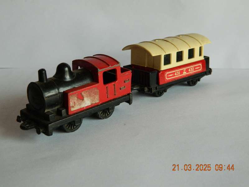 MATCHBOX  SUPERFAST  -  43 AND 44    -   O-4-O STEAM LOCO AND PASSENGER COACH