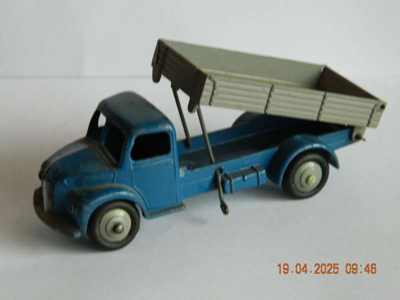 DINKY TOYS  -  414  -  DODGE  REAR TIPPING WAGON
