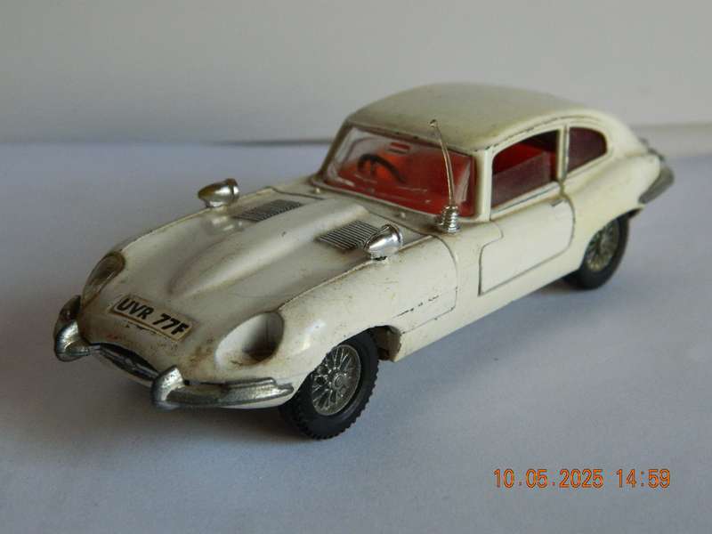 DINKY TOYS  -  131  -  JAGUAR  'E'  TYPE  -  2+2
