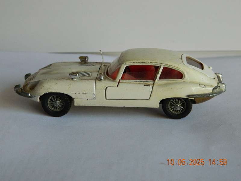 DINKY TOYS  -  131  -  JAGUAR  'E'  TYPE  -  2+2