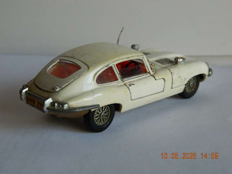 DINKY TOYS  -  131  -  JAGUAR  'E'  TYPE  -  2+2