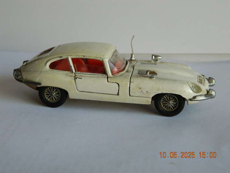 DINKY TOYS  -  131  -  JAGUAR  'E'  TYPE  -  2+2
