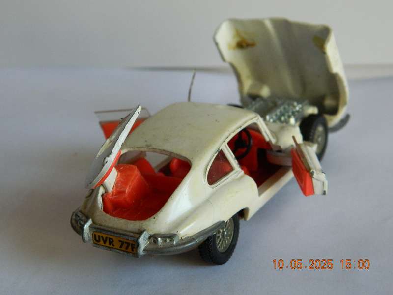 DINKY TOYS  -  131  -  JAGUAR  'E'  TYPE  -  2+2