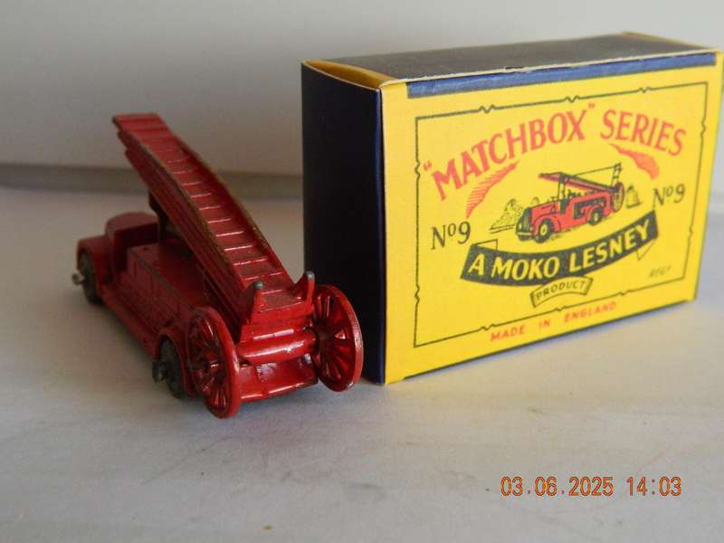 MATCHBOX SERIES  -  9  -  DENNIS FIRE ESCAPE