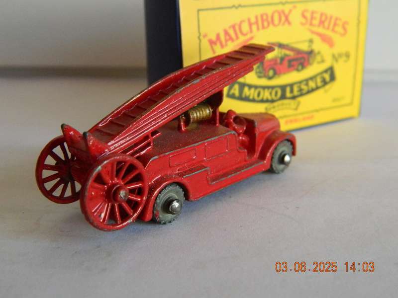 MATCHBOX SERIES  -  9  -  DENNIS FIRE ESCAPE