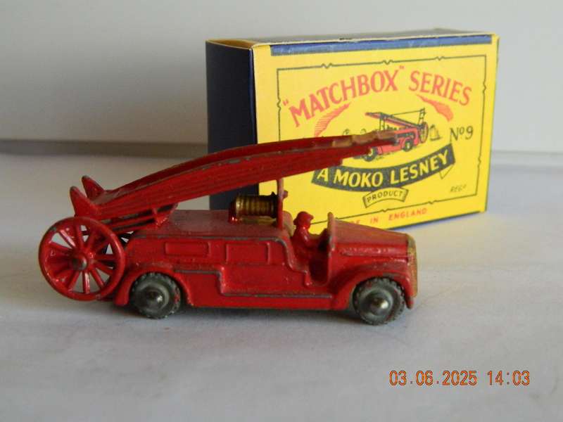 MATCHBOX SERIES  -  9  -  DENNIS FIRE ESCAPE