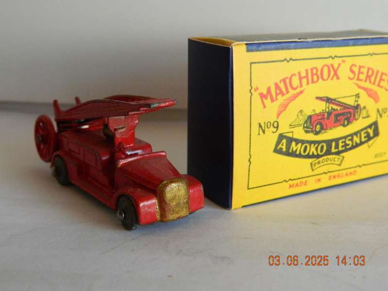 MATCHBOX SERIES  -  9  -  DENNIS FIRE ESCAPE