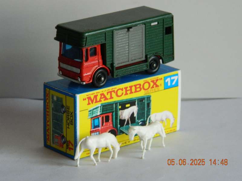 MATCHBOX SERIES  - 17  -  HORSE BOX WITH TWO HORSES