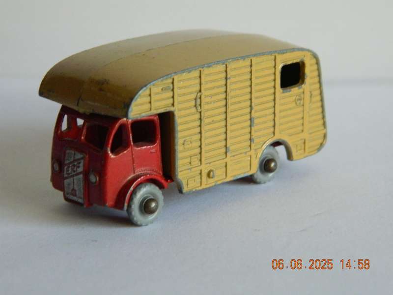 MATCHBOX SERIES  -  35  -   MARSHALL HORSE BOX WITH TWO HORSES