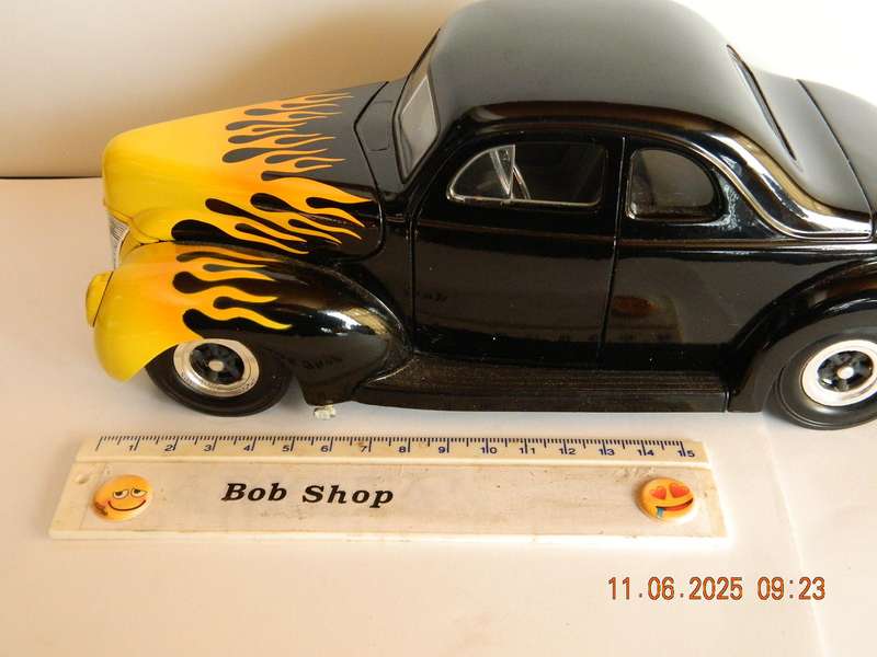 UNIVERSAL HOBBIES   -   1940  -  FORD  -   1/18 SCALE