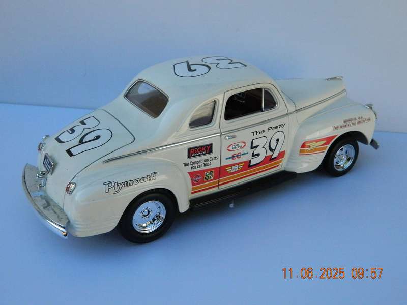 ROAD SIGNATURE   -   1941  -  PLYMOUTH PRO STREET  -  1/18 SCALE