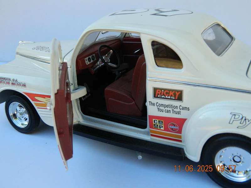 ROAD SIGNATURE   -   1941  -  PLYMOUTH PRO STREET  -  1/18 SCALE