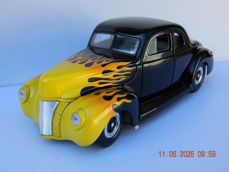 UNIVERSAL HOBBIES   -   1940  -  FORD  -   1/18 SCALE