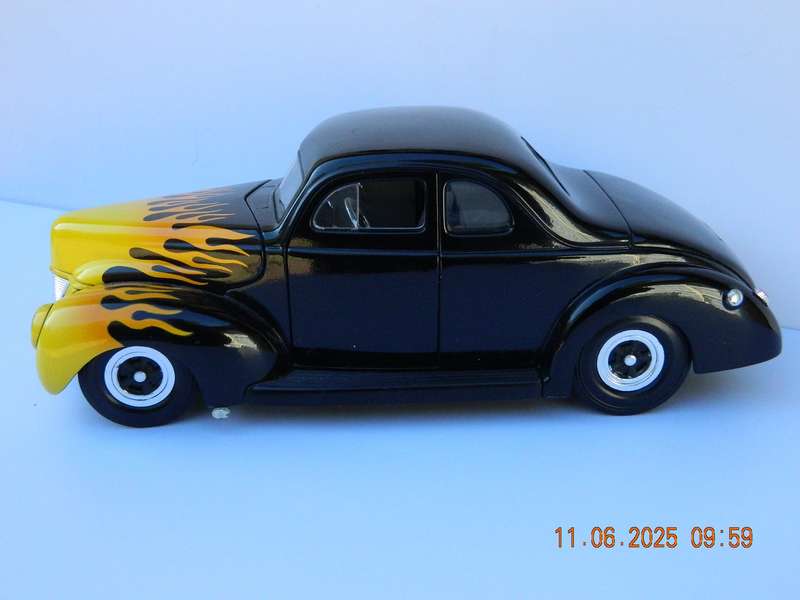 UNIVERSAL HOBBIES   -   1940  -  FORD  -   1/18 SCALE