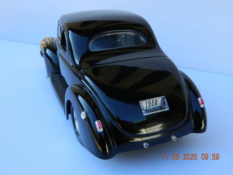 UNIVERSAL HOBBIES   -   1940  -  FORD  -   1/18 SCALE