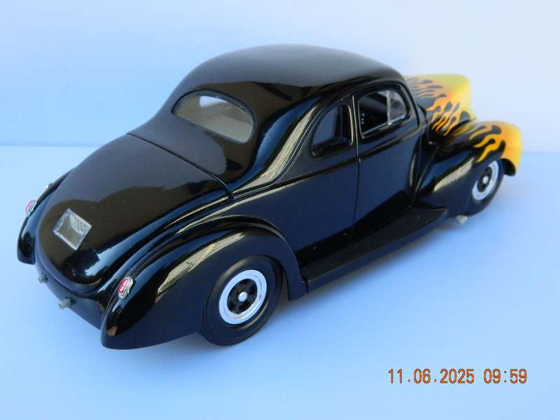UNIVERSAL HOBBIES   -   1940  -  FORD  -   1/18 SCALE