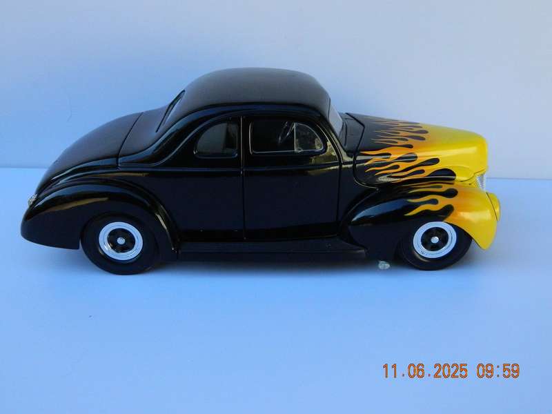 UNIVERSAL HOBBIES   -   1940  -  FORD  -   1/18 SCALE