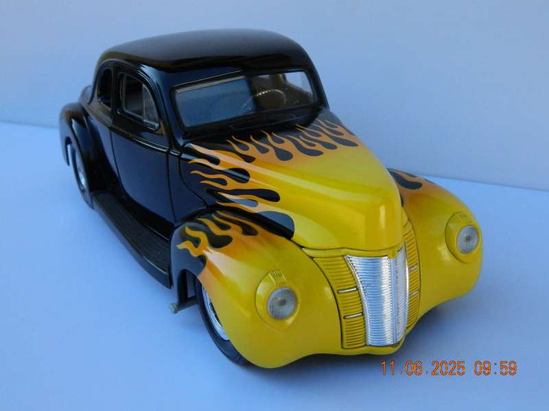 UNIVERSAL HOBBIES   -   1940  -  FORD  -   1/18 SCALE