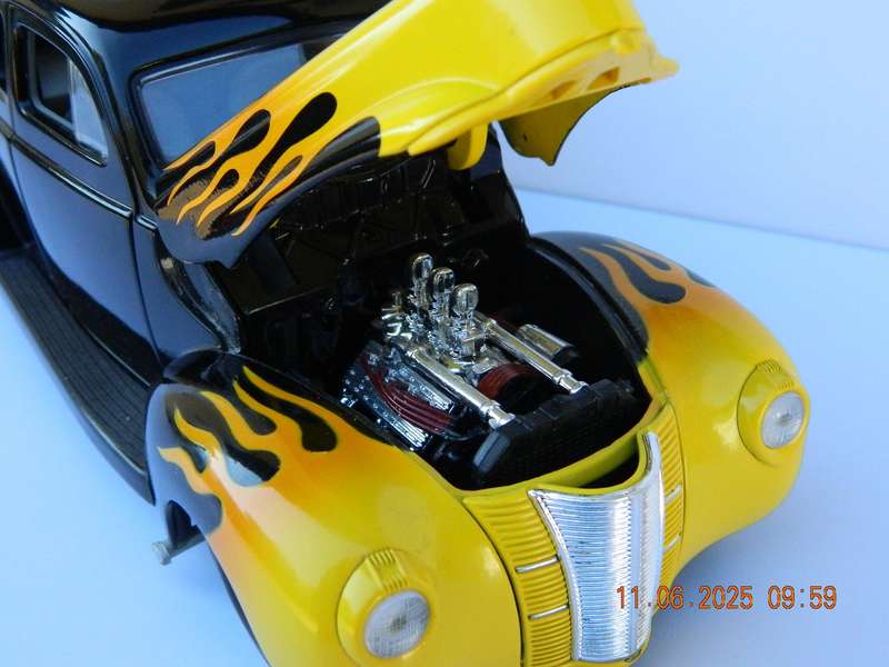 UNIVERSAL HOBBIES   -   1940  -  FORD  -   1/18 SCALE