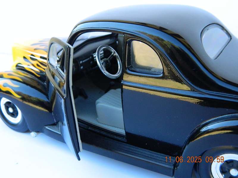 UNIVERSAL HOBBIES   -   1940  -  FORD  -   1/18 SCALE