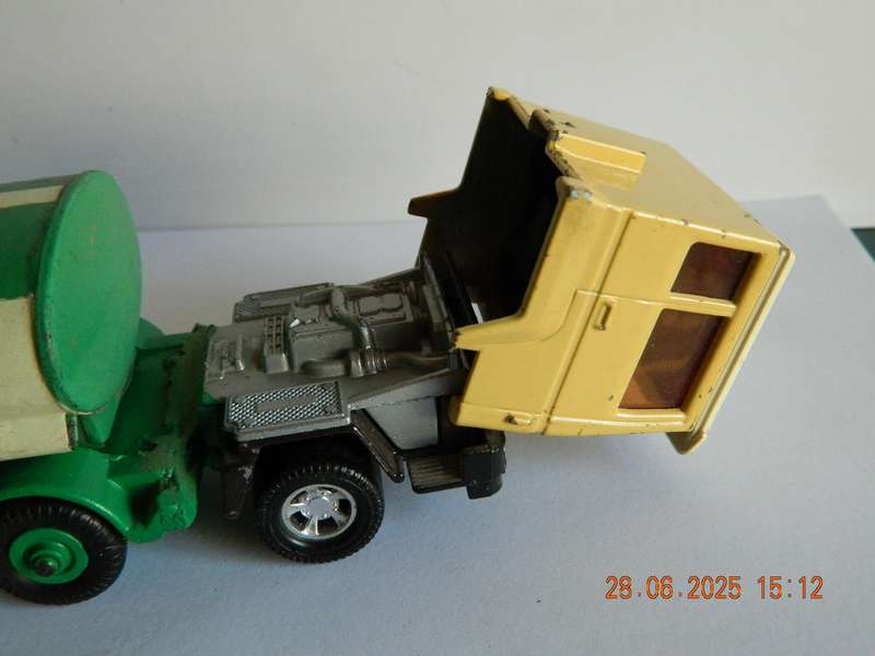 MATCHBOX/DINKY TOYS  -   -  K44/3  -  BRIDGE LAYER TRUCK CAB AND DINKY FODEN TANKER