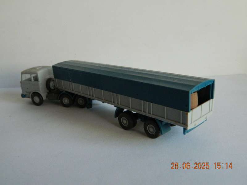 WIKING GERMANY  -   -  MERCEDES-BENZ TRUCK AND TRAILER WITH BARRELS