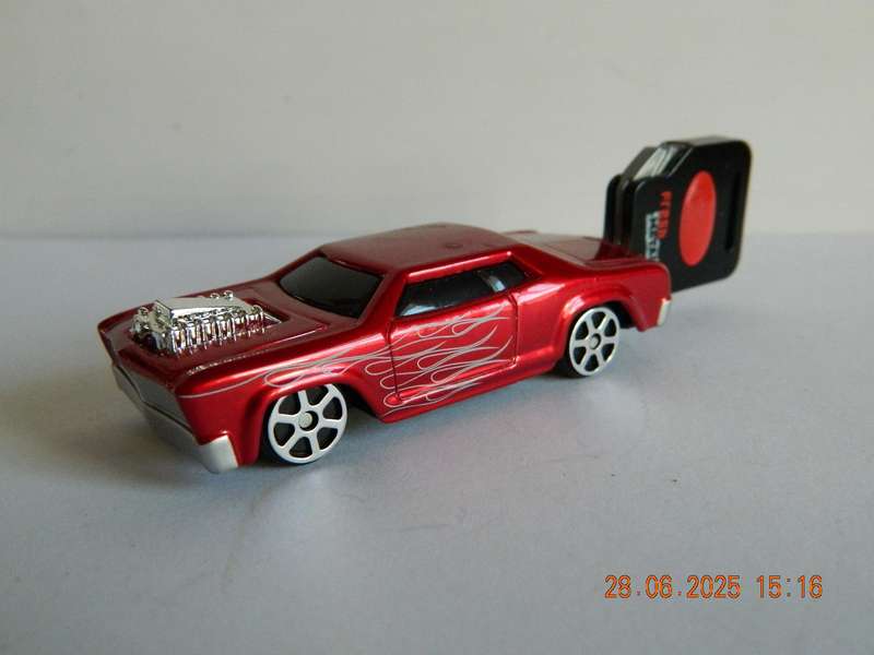 MAISTO -    -  ROSEWOOD  -  BURNING KEY CARS